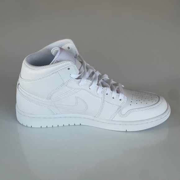 Unworn Nike Air Jordan 1 Mid Triple White US Men\'s 9.5